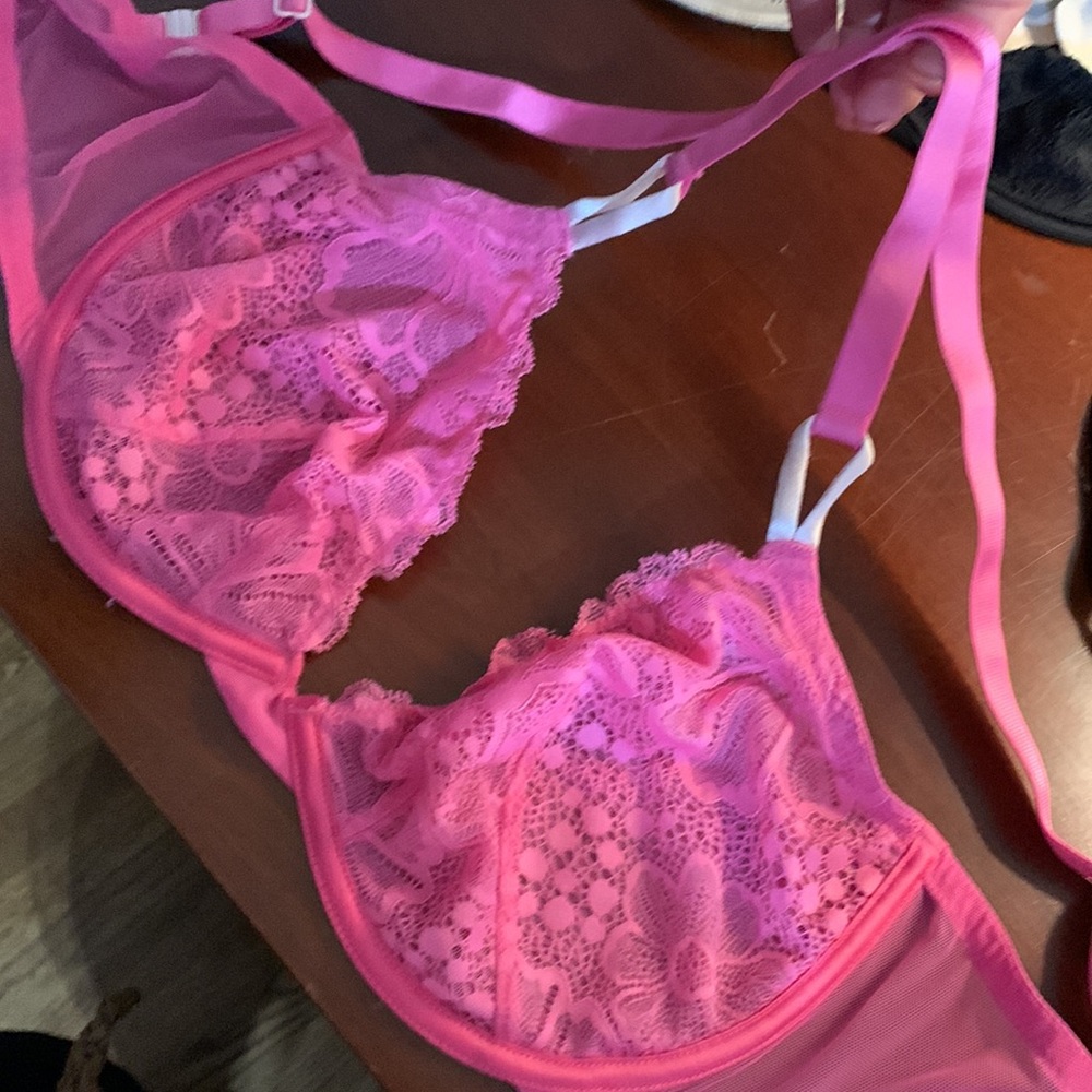 Three Victoria Secret lace bras - Picture 2 of 9